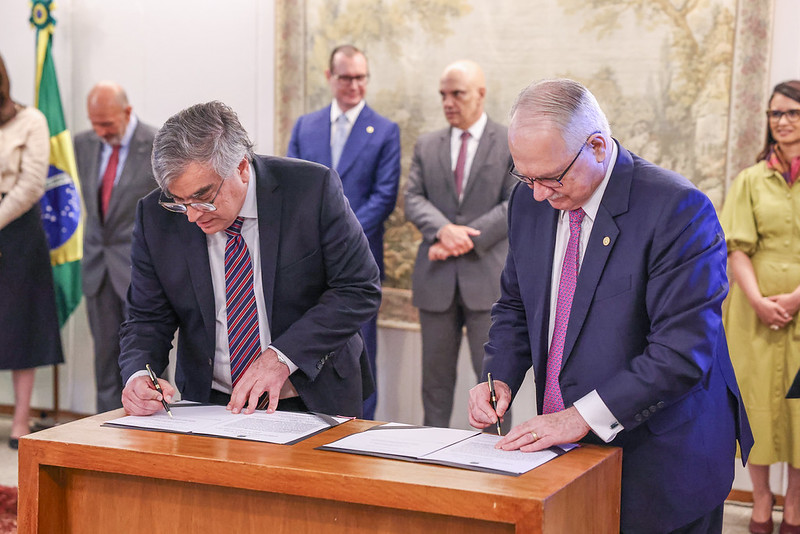 O Reitor da USP e o ministro Edson Fachin assinam o acordo de cooperação acadêmica.