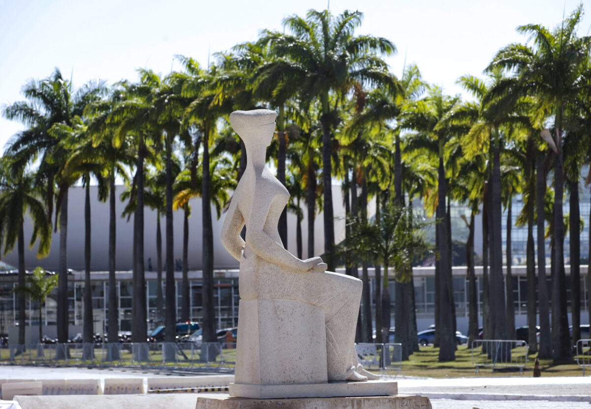 Estátua da Justiça com palmeiras do Congresso Nacional ao fundo