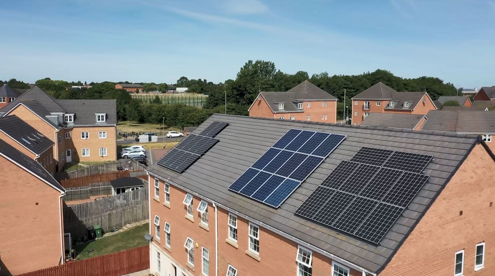 Telhados de prédios residenciais com placas fotovoltaicas