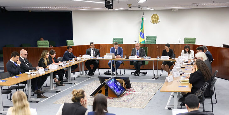 Participantes reunidos em evento na Segunda Turma do STF, ministro Gilmar Mendes ao centro conduzindo a audiência