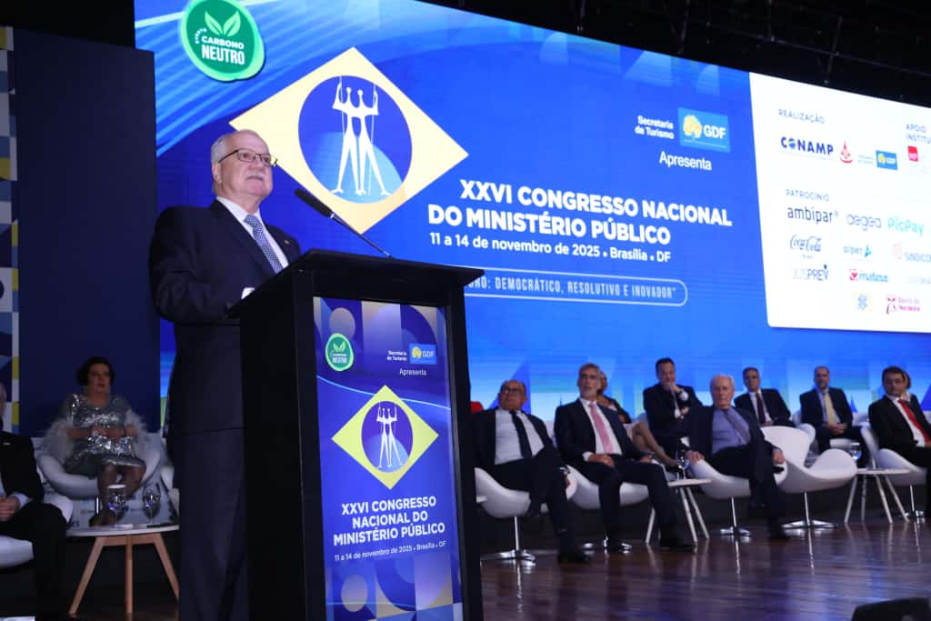 Ministro Edson Fachin no púlpito falando no palco da abertura do congresso.