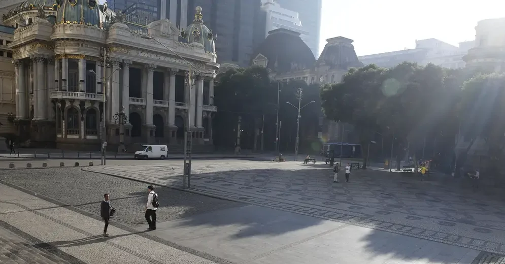 Fotografa da Praça Marechal Floriano (Cinelândia) no Centro do Rio de Janeiro, quase vazia. Na esquerda, o Teatro Municipal.