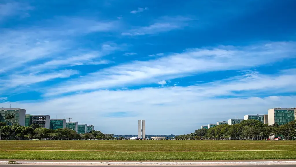 Fotografia colorida da Esplanada do Ministério com o Congresso Nacional ao centro.