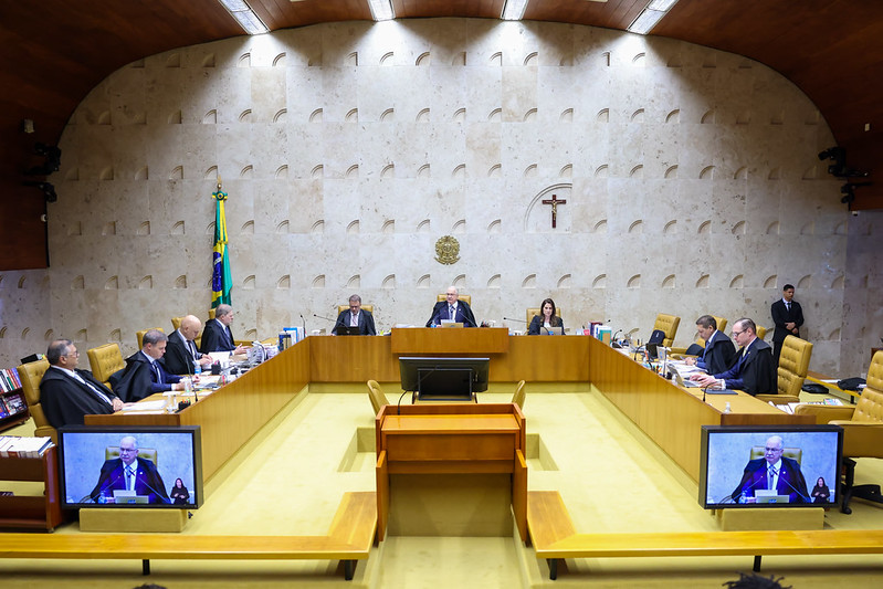 Fotografia colorida da sessão plenária do STF presidida, ao centro, pelo ministro Edson Fachin.