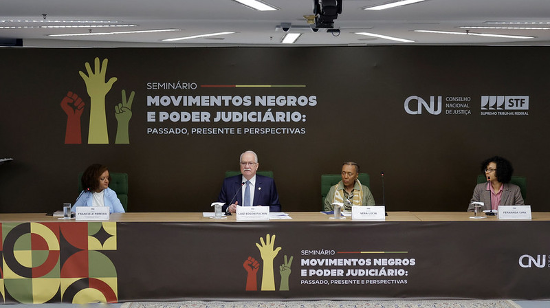 Ministro Edson Fachin e mesa de abertura do seminário