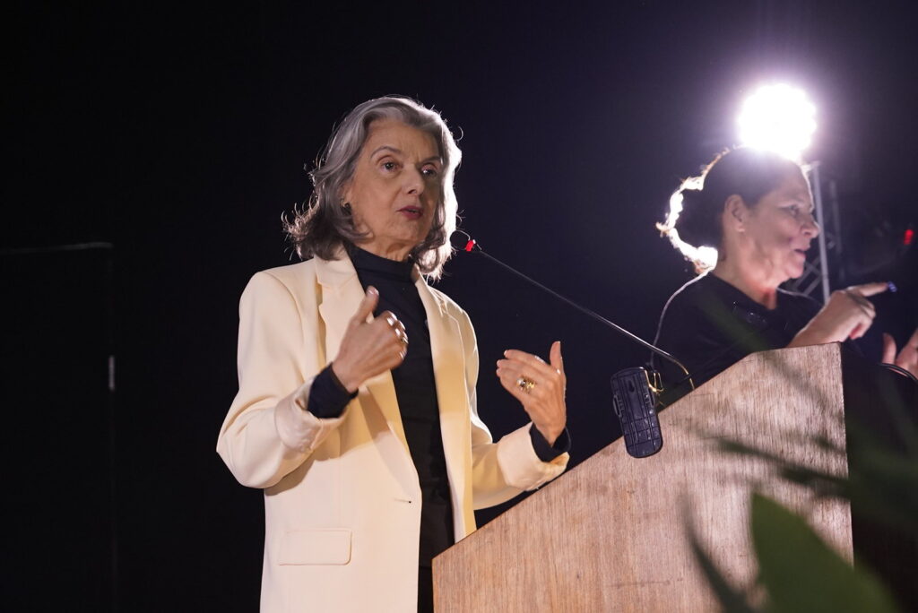 Fotografia da ministra Cármen Lúcia em um púlpito falando no evento