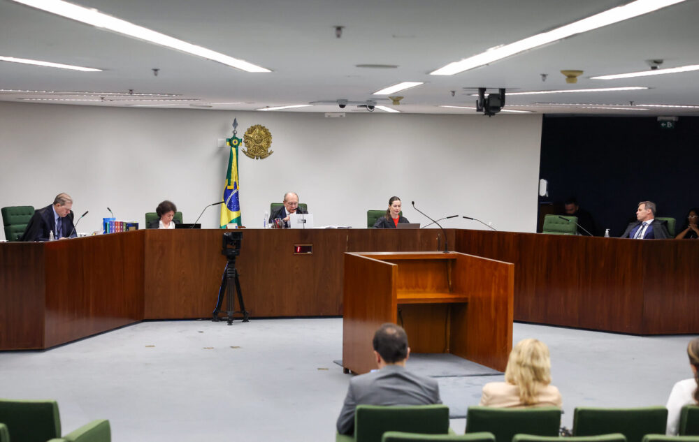 Fotografia da sessão da Segunda Turma do STF, presidida, ao centro da bancada, pelo ministro Gilmar Mendes