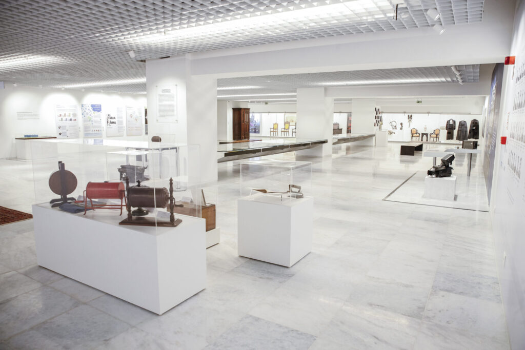 Panorâmica do Museu do STF Ministro Sepúlveda Pertence com móveis, togas, painéis e documentos q...