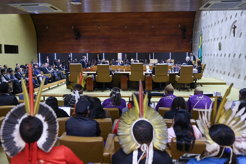 Indígenas acompanham a sessão plenária do STF