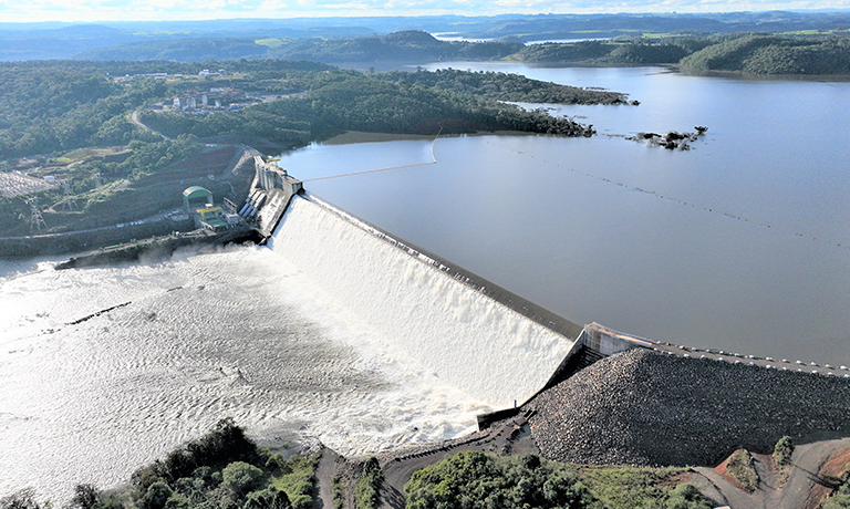 Vista aérea de usina hidrelétrica