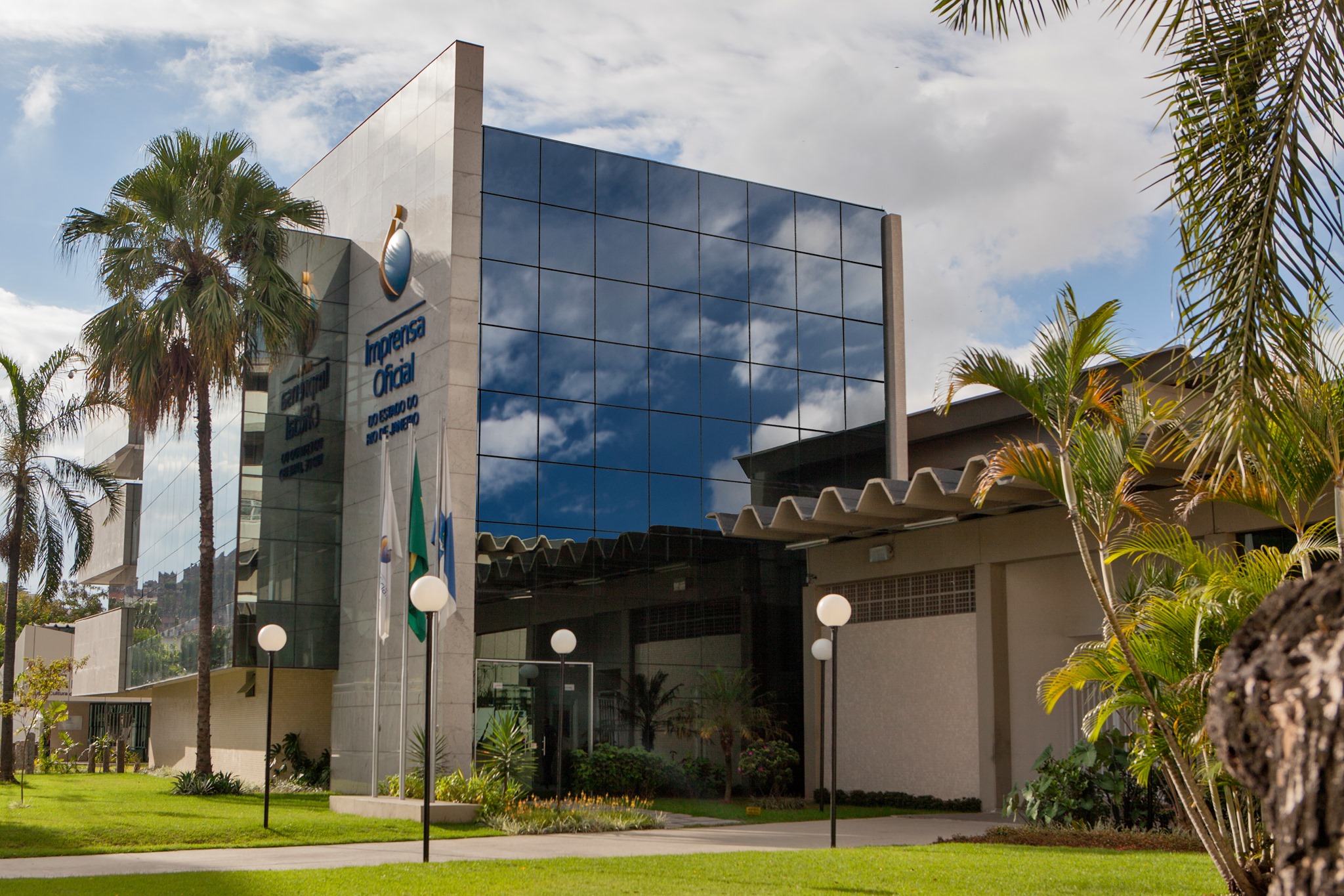 Fotografia da lateral da fachada do prédio da Imprensa Oficial do Estado do Rio de Janeiro