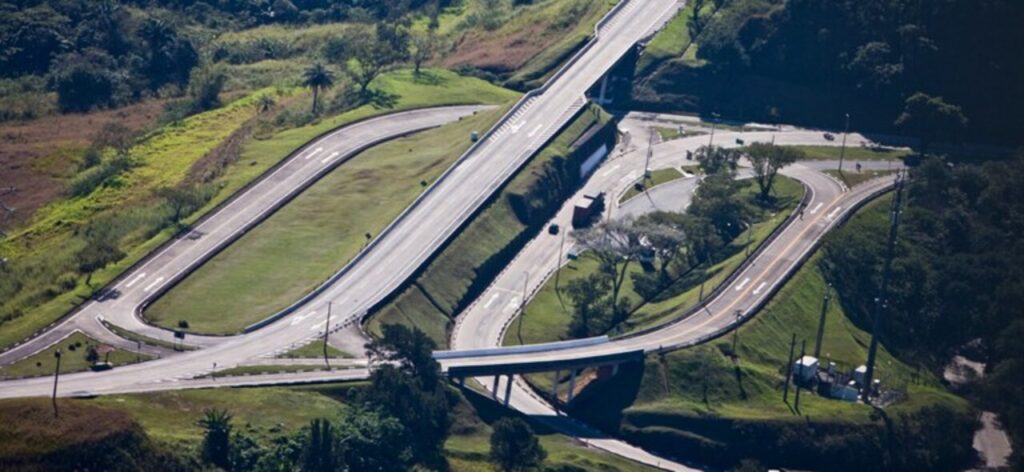 Fotografia área de trecho da BR-040