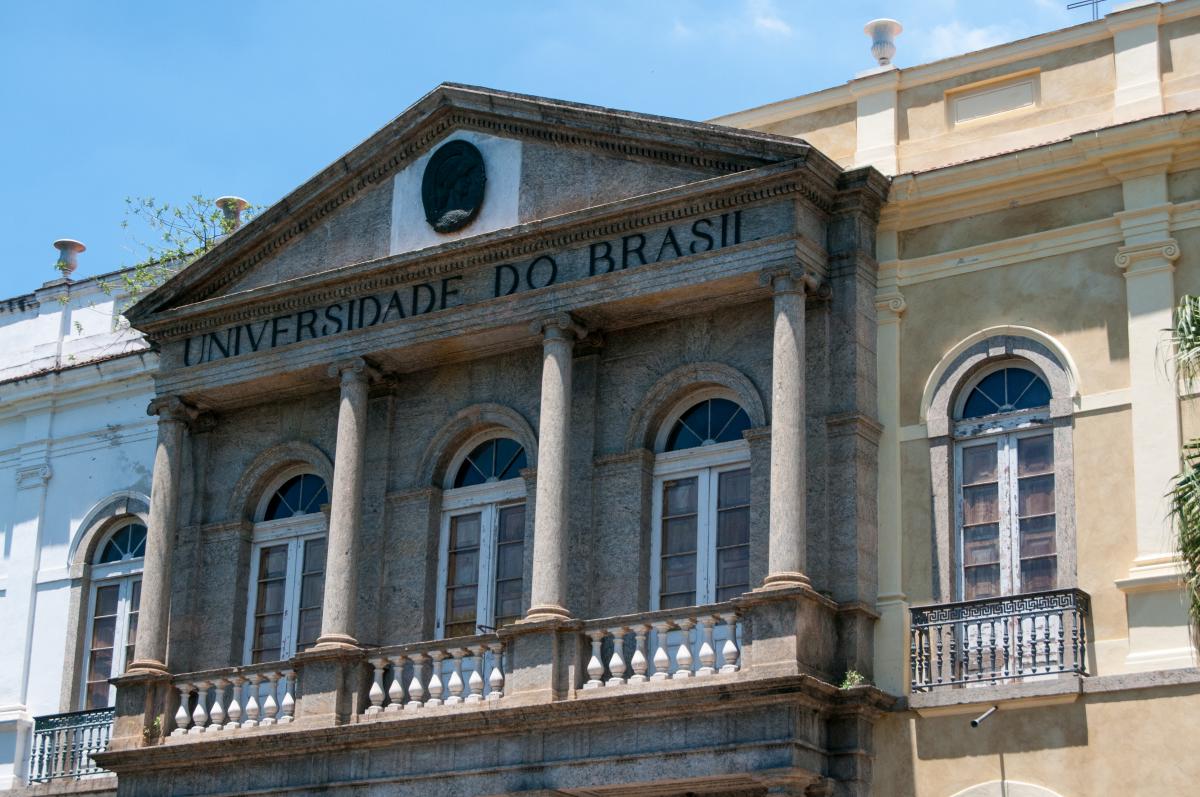 Foto com detalhe da fachada do Palácio Universitário, da UFRJ, com o nome