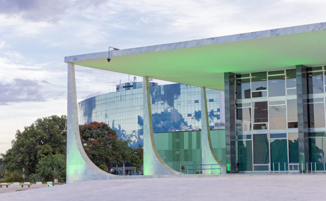 Foto de parte do edifício-sede do STF com o anexo ao fundo