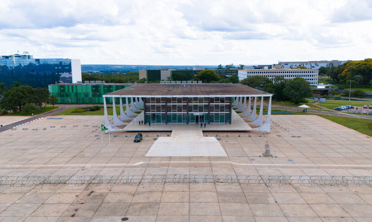 Vista aérea do edifício-sede do STF a partir da Praça dos Três Poderes