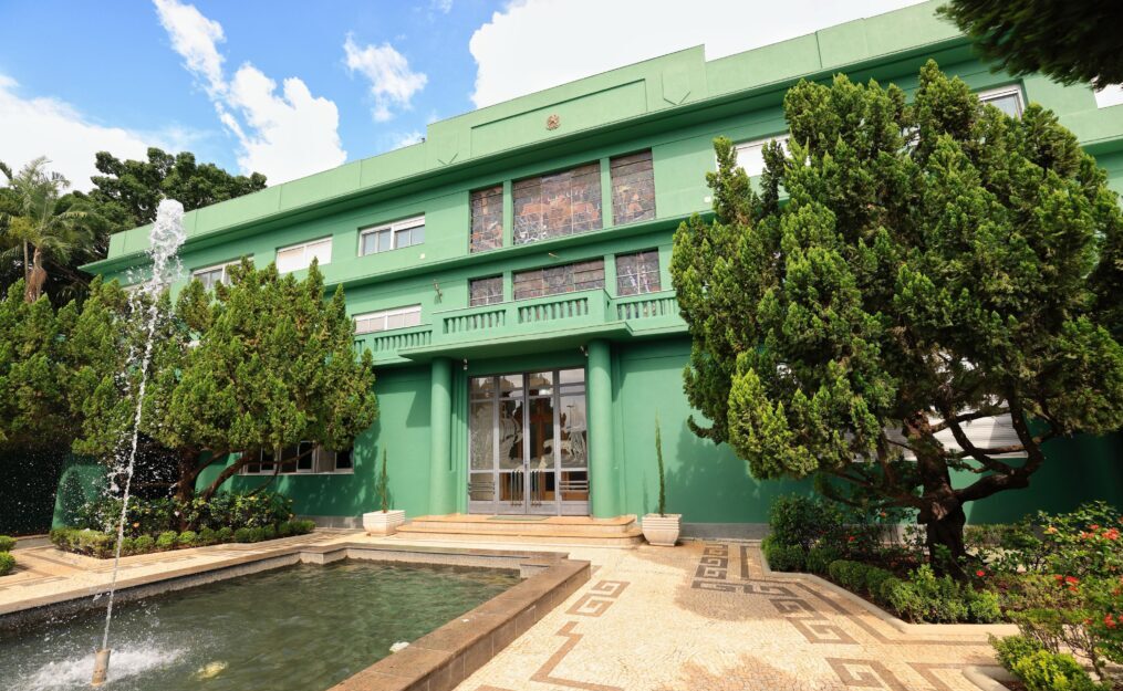 Fotografia da fachada do Palácio das Esmeraldas, sede do governo de Goiás.