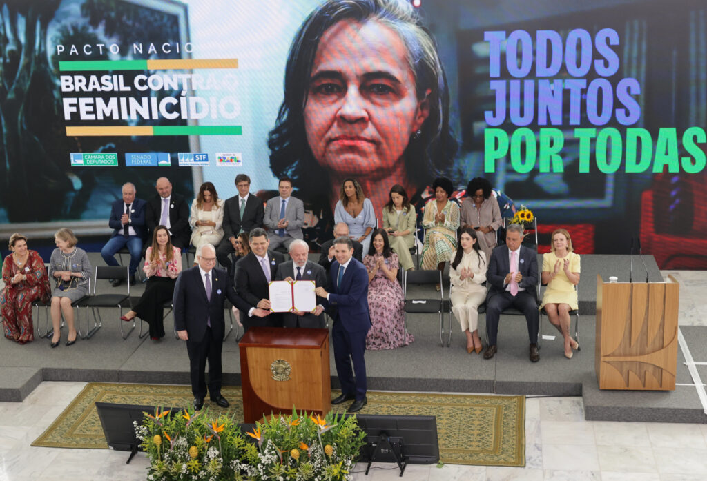 Fotografia dos presidentes dos Três Poderes segurando o documento após a assinatura