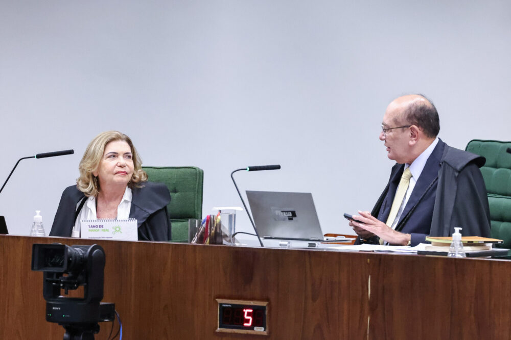 Procuradora Maria Caetana e ministro Gilmar Mendes na bancada da 2ª Turma do STF