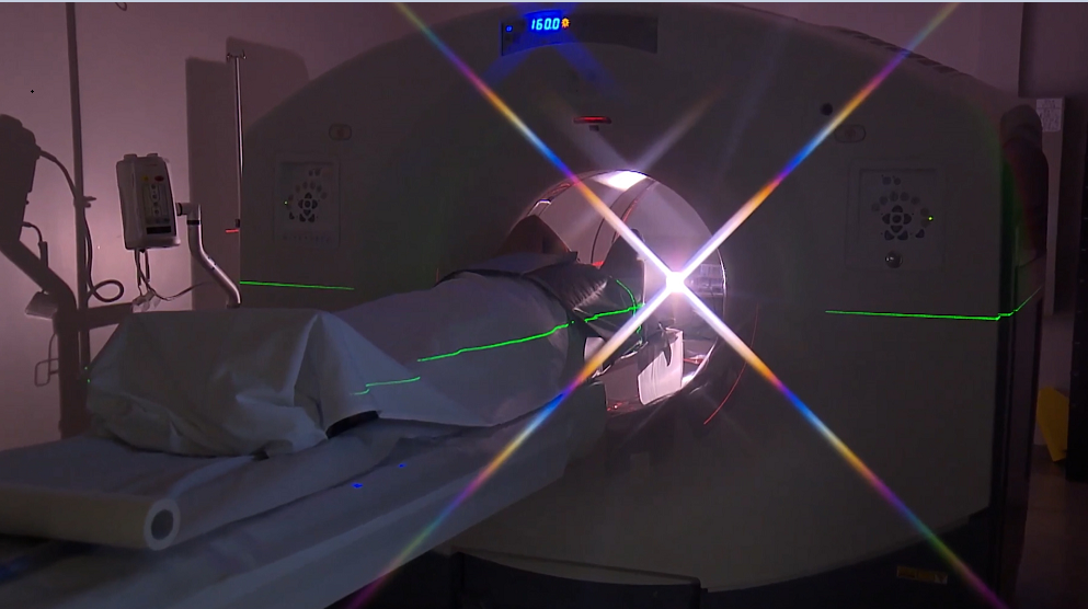 Paciente em equipamento de ressonância magnética