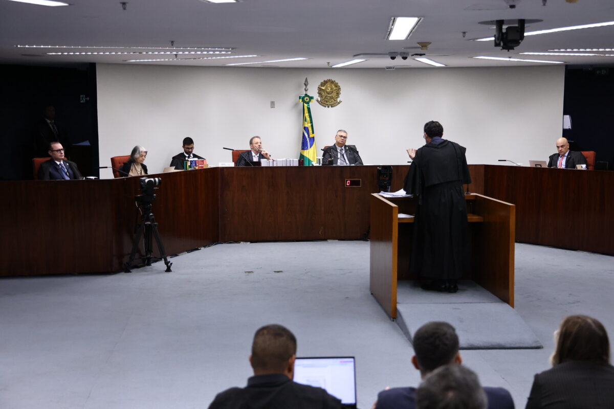 Advogado se manifesta na tribuna da 1ª Turma do STF