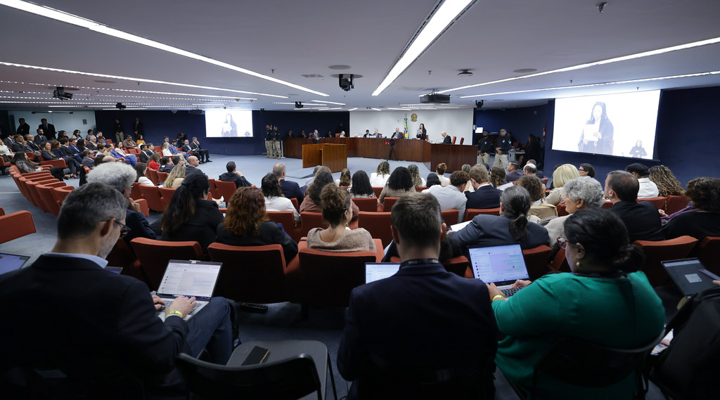 Foto da sala da Primeira Turma do Supremo Tribunal Federal durante o julgamento da Ação Penal 2434, mostrando as pessoas presentes.