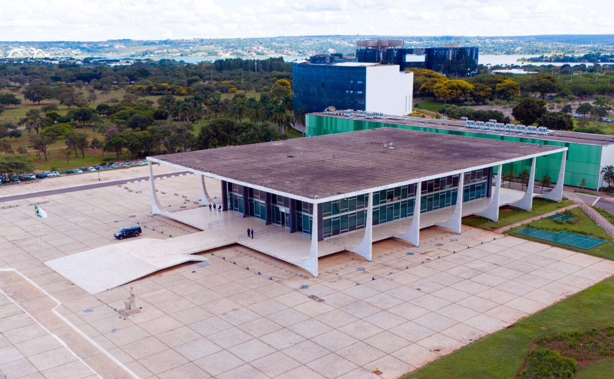 Foto aérea do prédio do STF. Ao fundo, os anexos 1 e 2, a PGR e o Lago Paranoá. No lado esquerdo, parte do Bosque dos Ministros