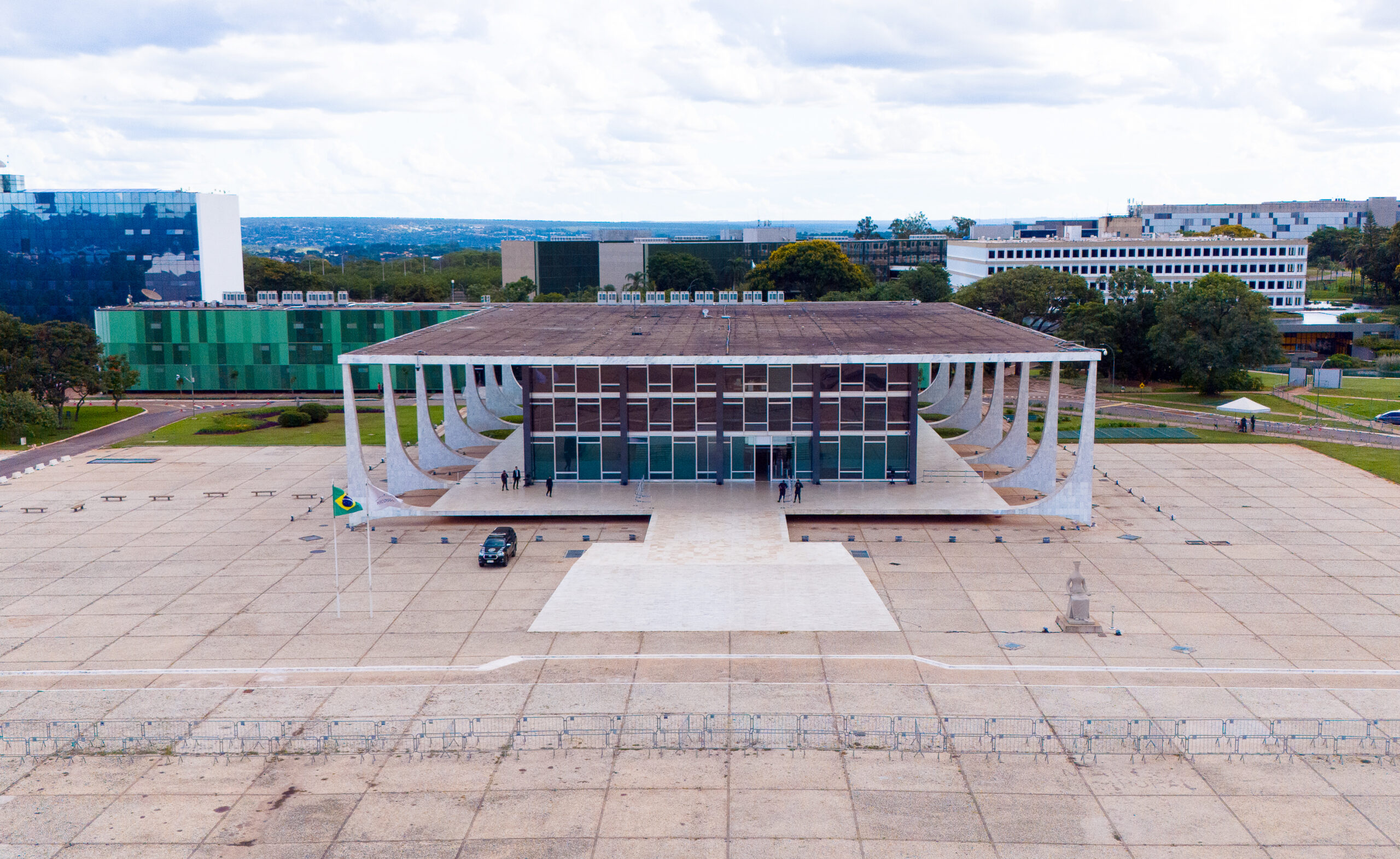 Foto aérea do prédio do STF. No lado esquerdo, os anexos 1 e 2 e à esquerda, o TCU