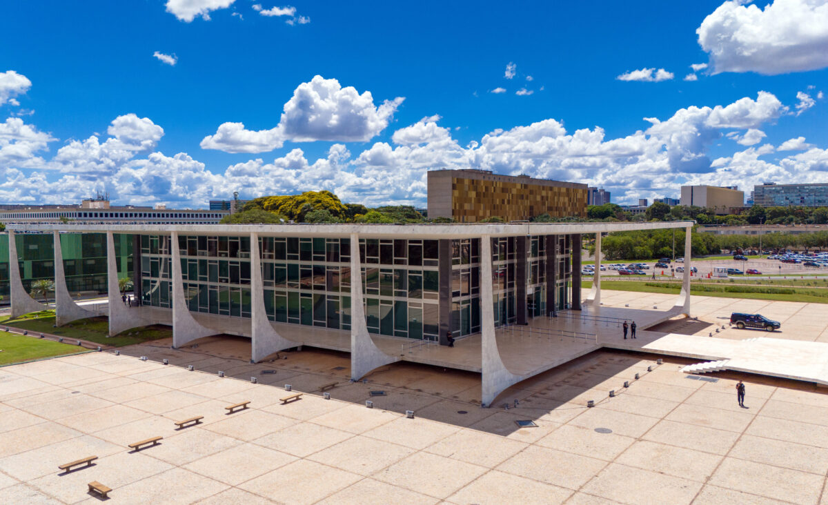 Foto aérea da lateral do prédio do STF. Ao fundo, anexo IV da Câmara dos Deputados