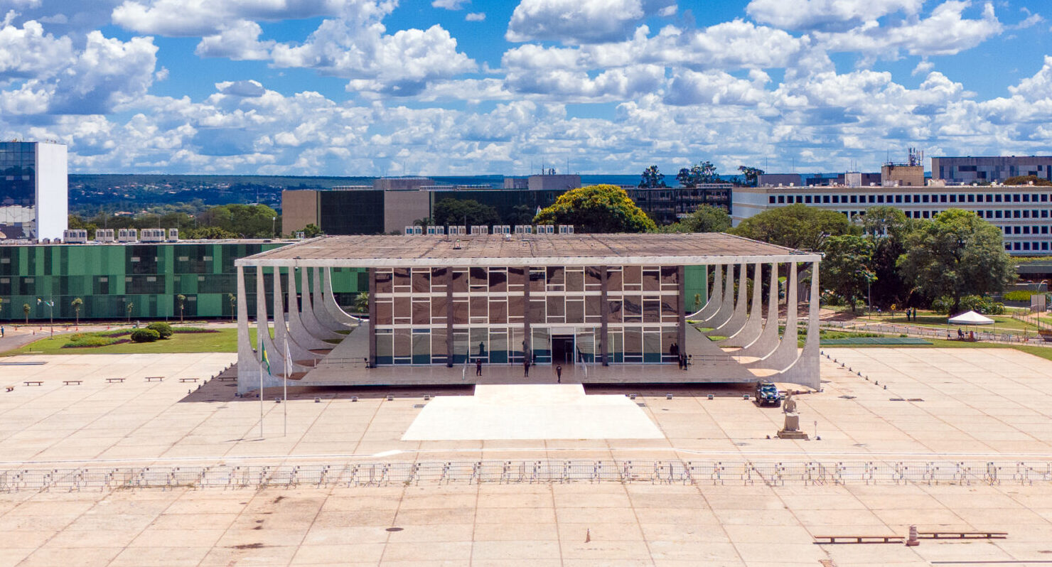 Foto aérea do prédio do STF, com parte da Praça dos Três Poderes no primeiro plano. Ao lado esquerdo, o Pombal e à direita, acesso ao Espaço Lúcio Costa