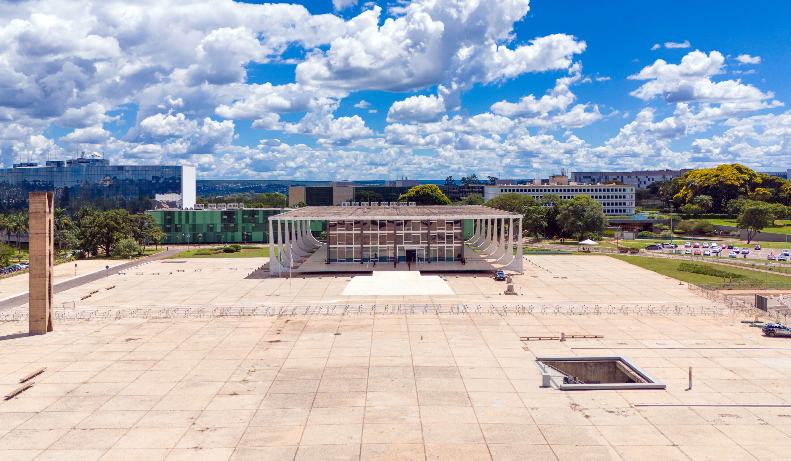 Foto aérea do prédio do STF, com parte da Praça dos Três Poderes no primeiro plano. Ao lado esquerdo, o Pombal e à direita, acesso ao Espaço Lúcio Costa
