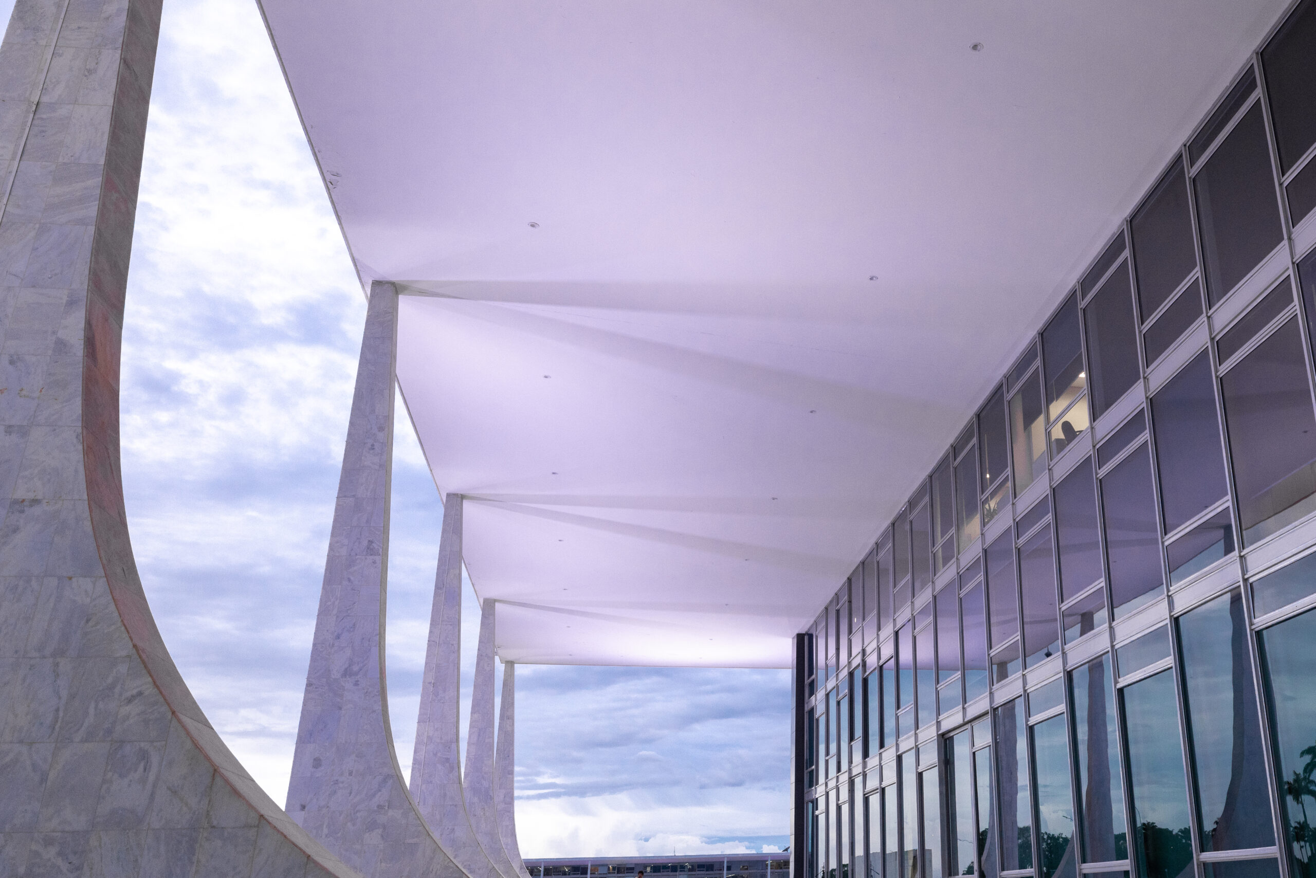 Foto dos arcos do pr&eacute;dio do STF