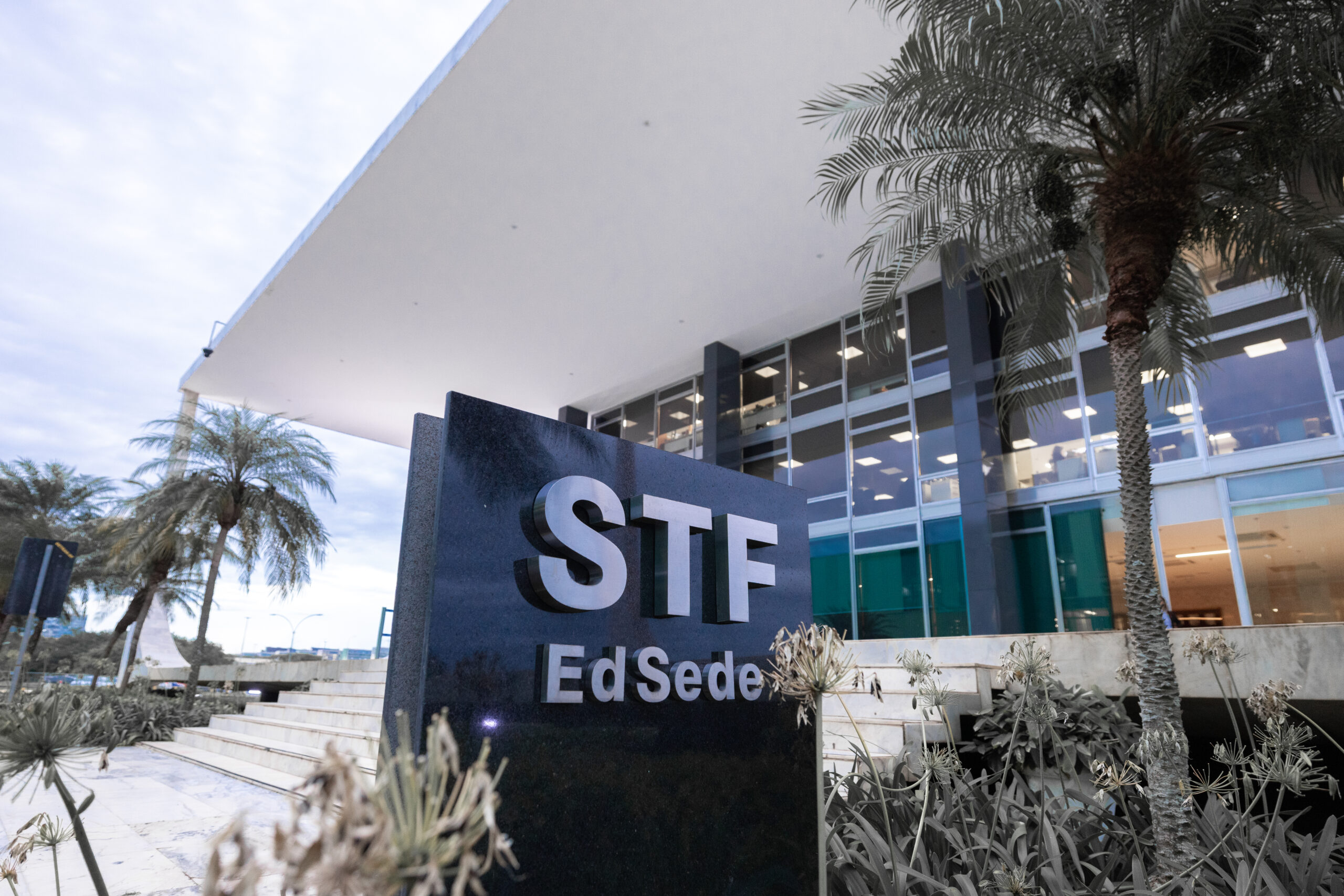 Foto da praça do prédio do STF
