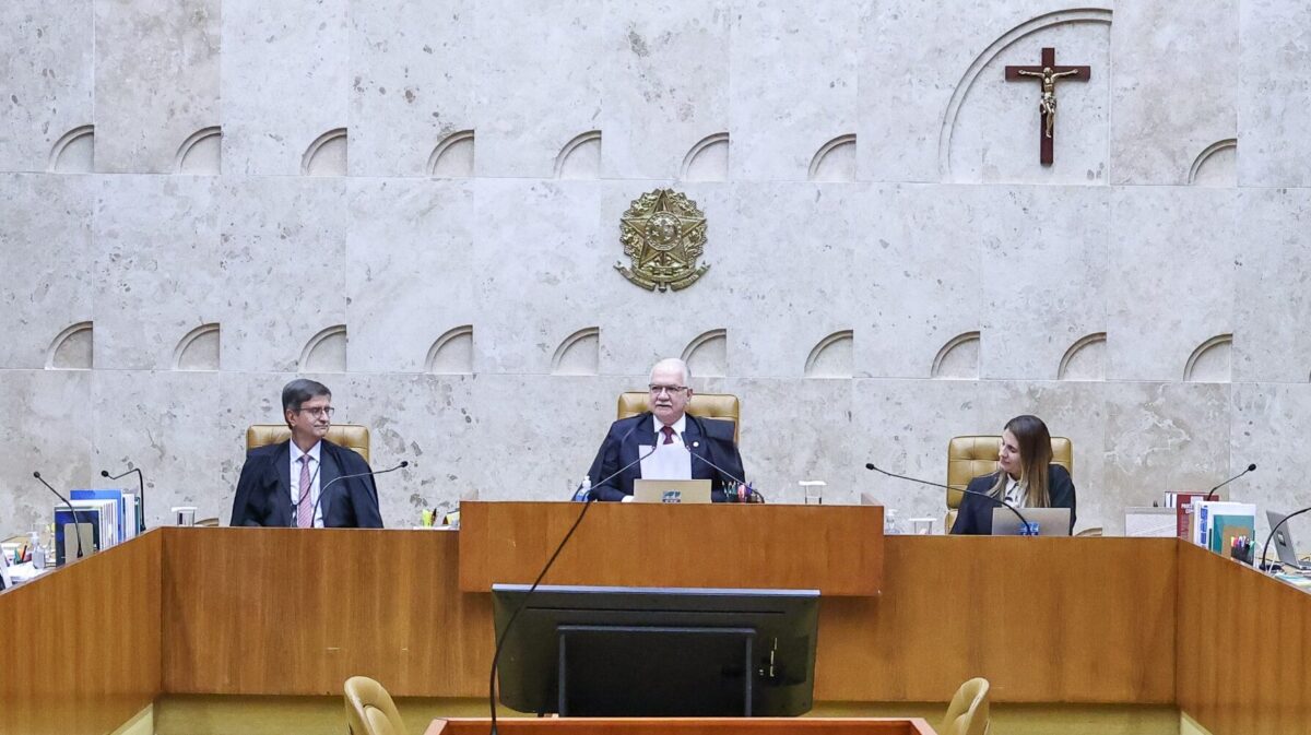 Fotografia do ministro Edson Fachin na bancada na sessão plenária de 5 de março de 2026. Do lado esquerdo, o procurador-geral da República, Paulo Gonet. Do lado direito, a secretário de Plenário