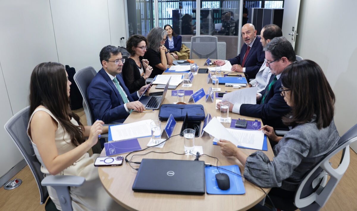 Fotografia dos membros do CESTF reunidos em uma mesa na segunda reunião do ano.