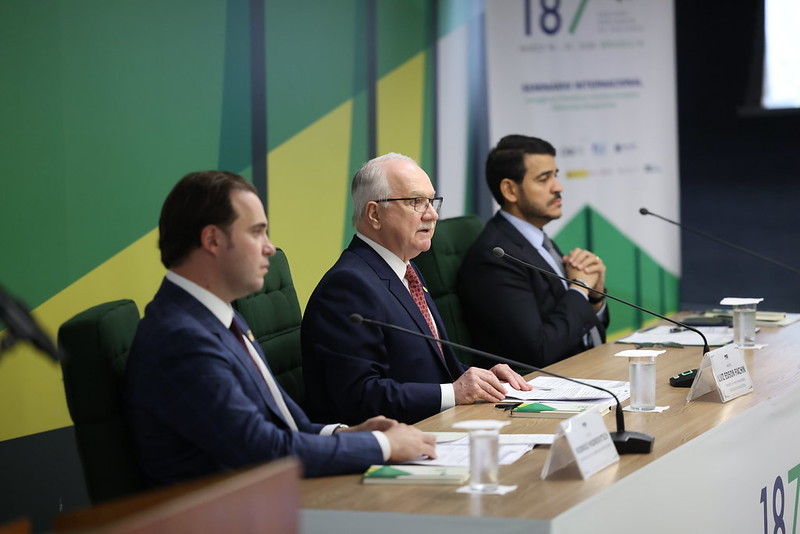 Rodrigo Mudrovitch, ministro Edson Fachin e Jorge Messias na mesa de abertura do seminário