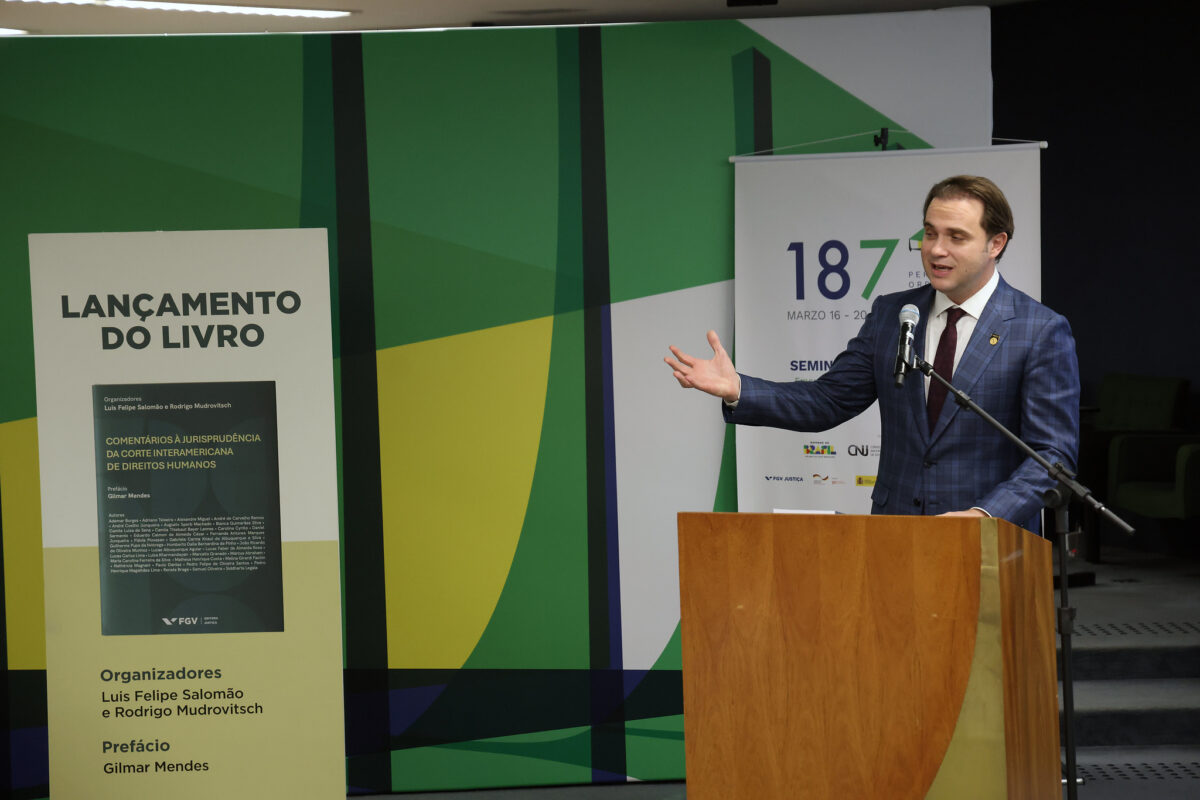 Presidente da Corte IDH, juiz Rodrigo Mudrovitsch, em púlpito no lançamento do livro.