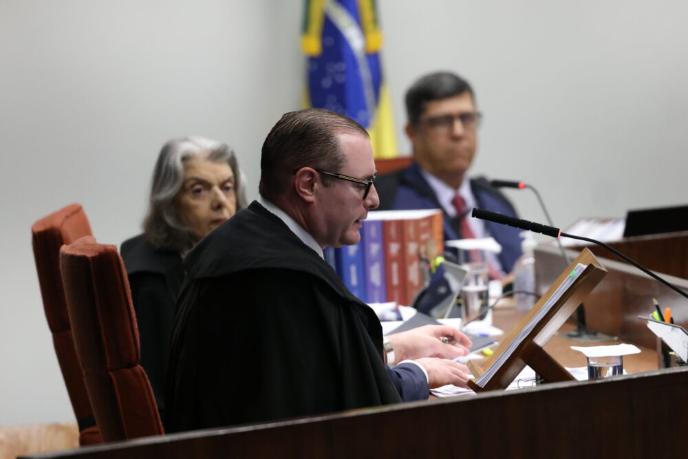 Ministro Cristiano Zanin profere seu voto na AP 2670