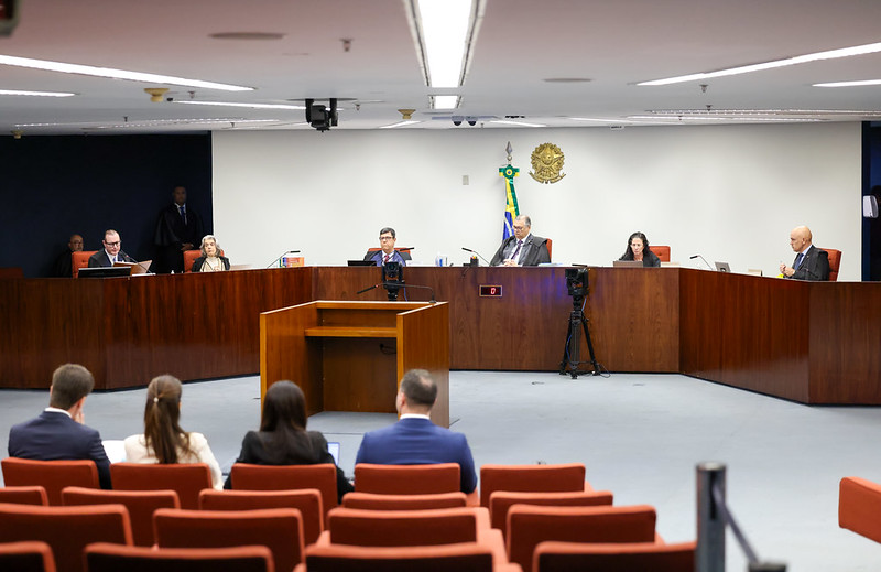 Sess~sao da 1ª Turma do STF para julgamento da Ação Penal 2670