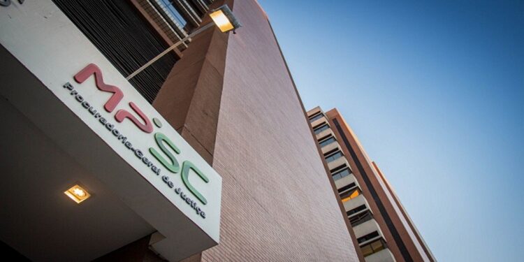 Fotografia da fachada do prédio da Procuradoria-Geral de Justiça de Santa Catarina, sede do MP-SC