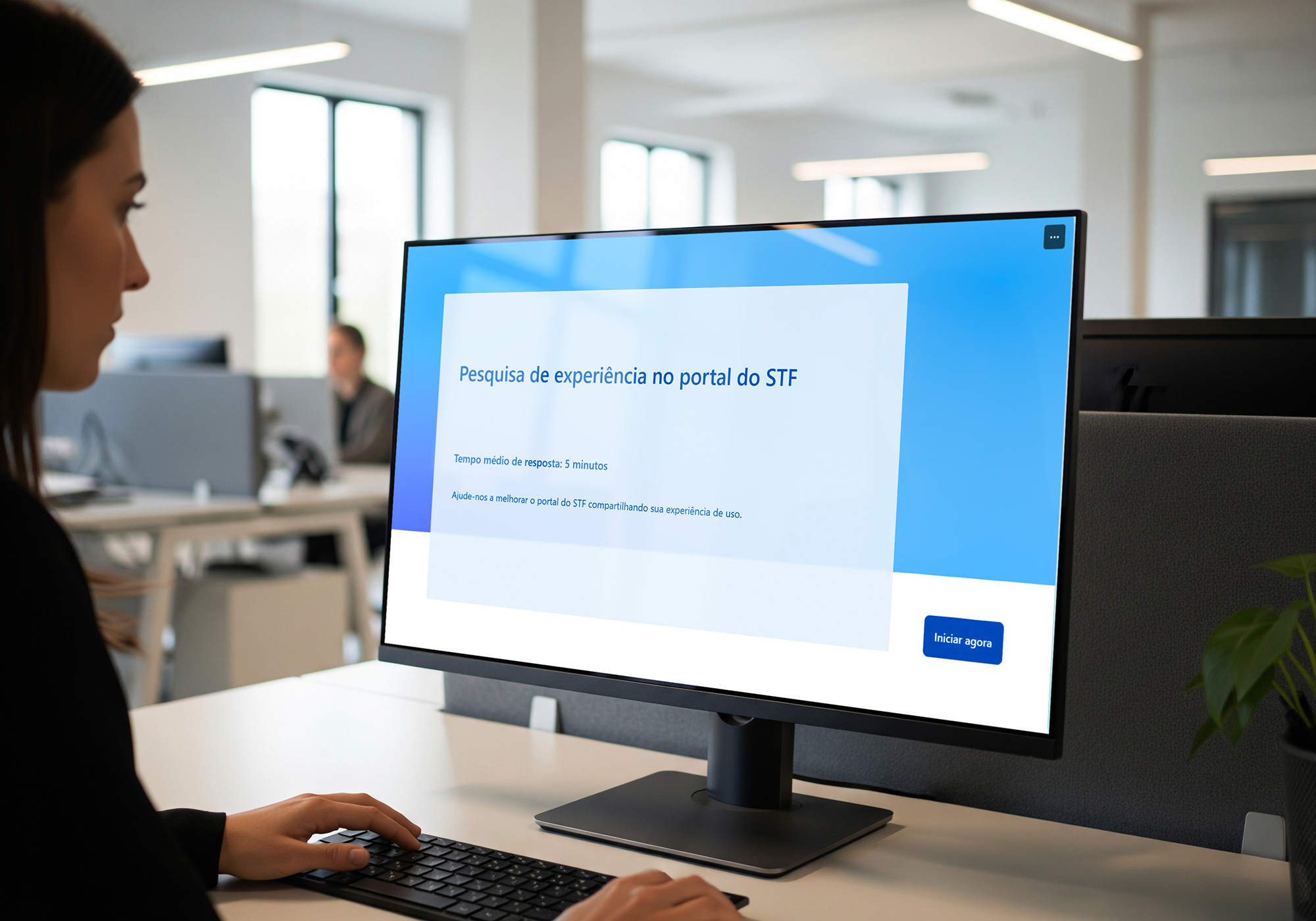 Pessoa diante de computador aberto na tela da investigação do STF