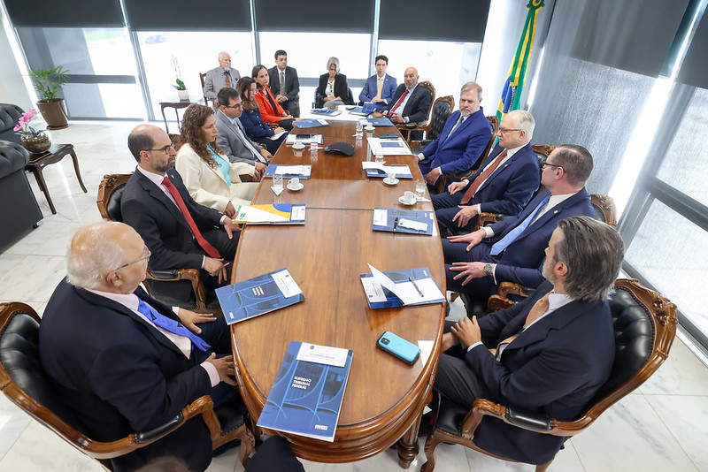 Fotografia da reunião de ministros do STF com ministra da Gestão e Inovação, Esther Dweck
