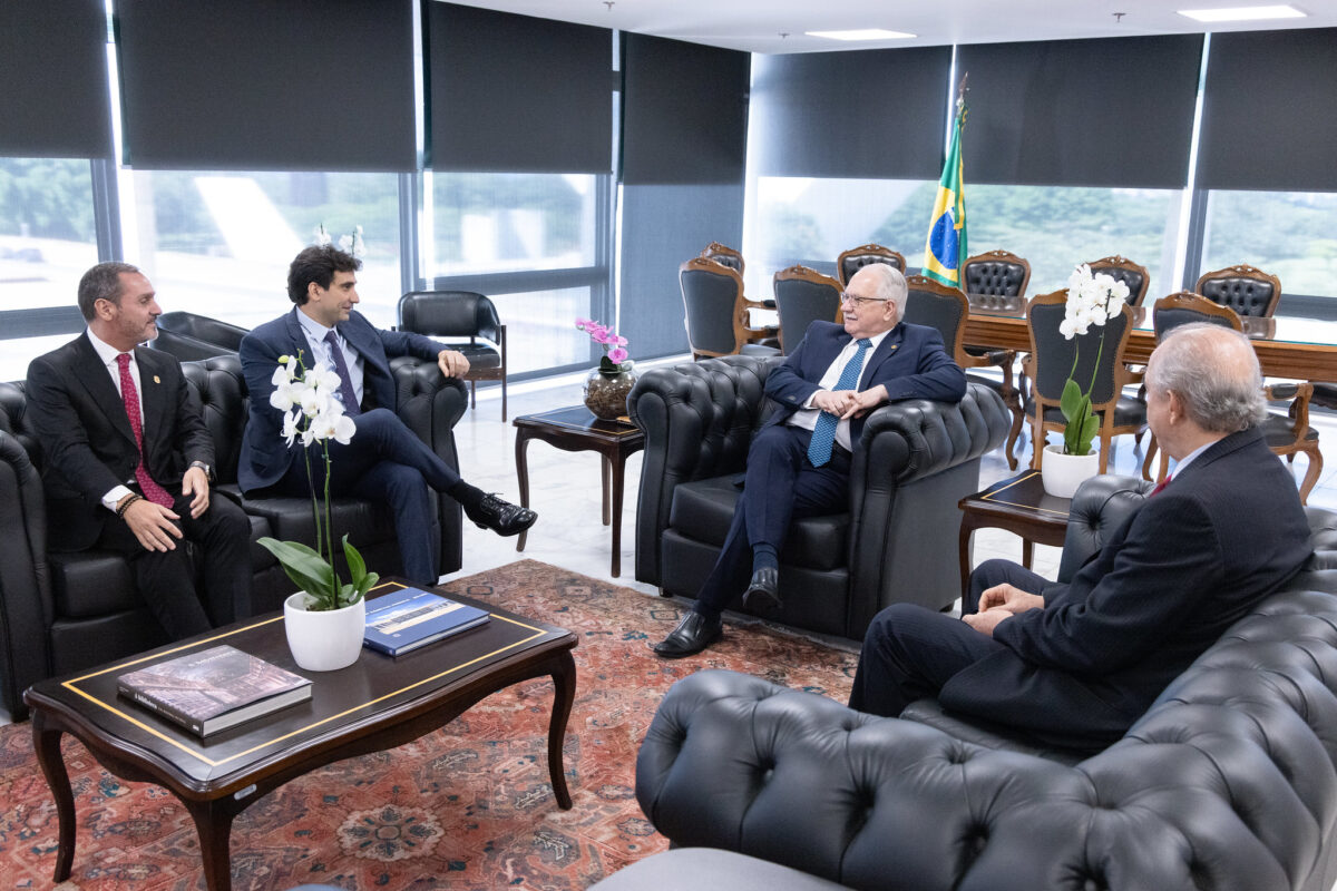 Fotografia de reunião do ministro Edson Fachin, presidente do STF, ministro Edson Fachin, com Aloizio Mercadante, presidente do BNDES, Gabriel Galípolo, presidente do Banco Central do Brasil, e Andrei Rodrigues, diretor-geral da Polícia Federal.