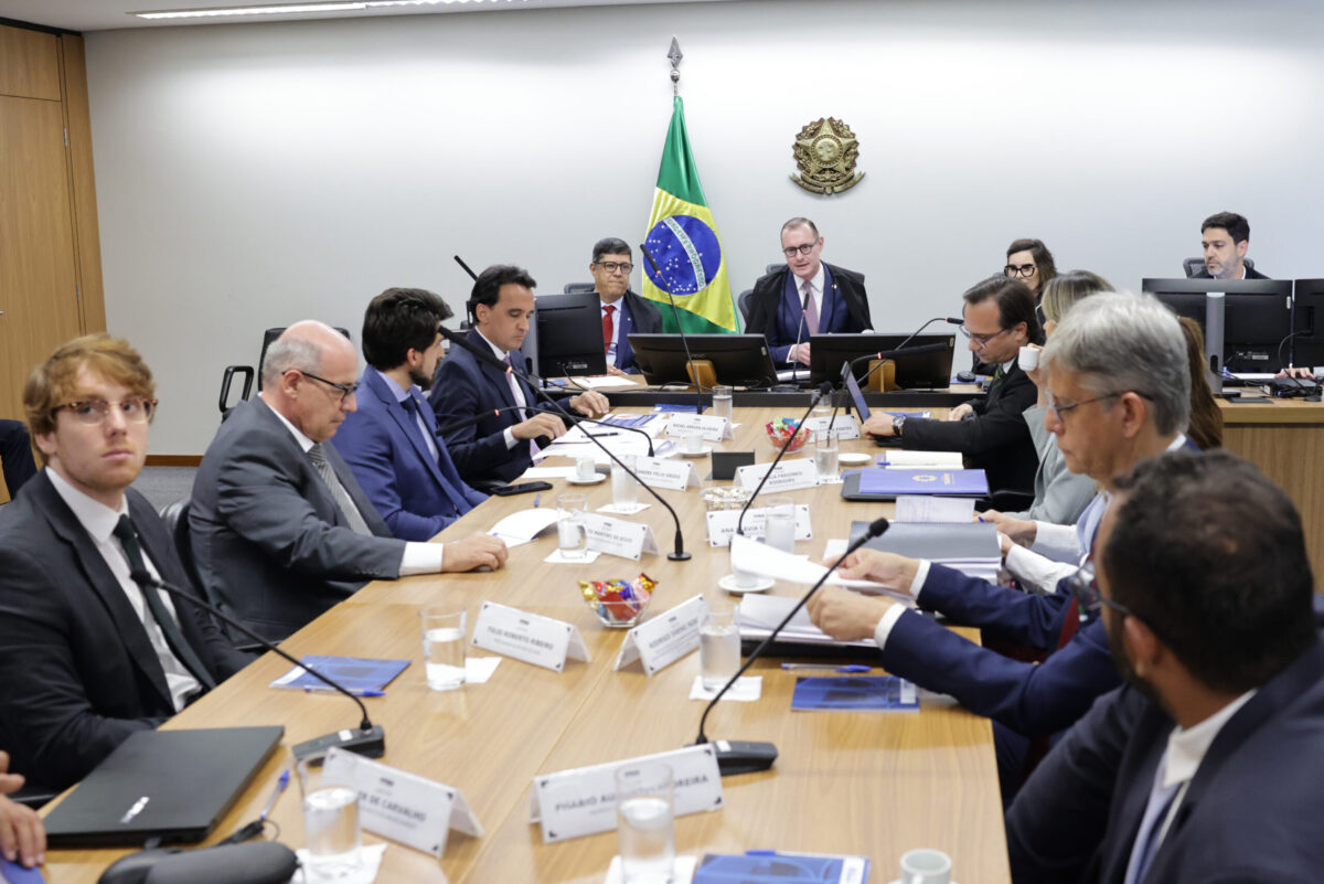 Fotografia da audiência de conciliação com representantes dos Estados de Goiás e do Tocantins. Ao centro, conduzindo a audiência, o ministro do STF Cristiano Zanin.