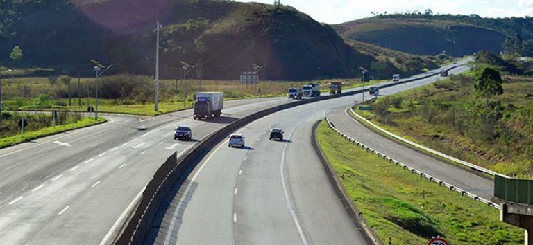 Trecho da BR-040. Na fotografia, uma pista duplicada e por onde passam automóveis e caminhões.