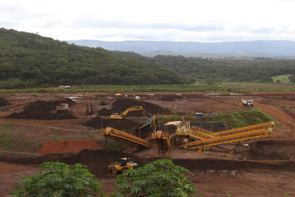 Fotografia do local onde funcionava a mina Córrego do Feijão da Vale, em Brumadinho (MG).