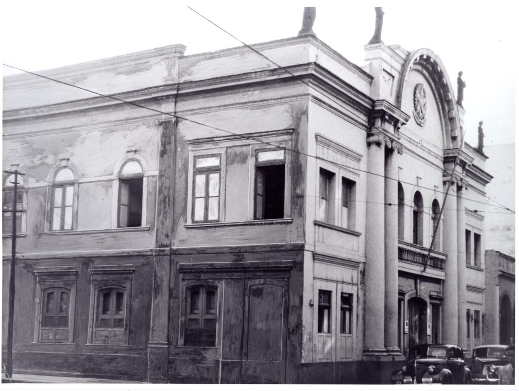 Fotografia em preto e branco da fachada e lateral do Solar do Lavradio