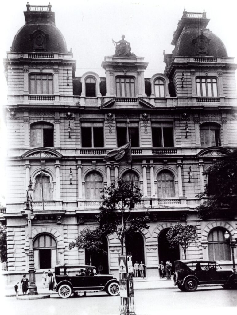 Fotografia em preto e branco da fachada do edifício da Avenida Rio Branco