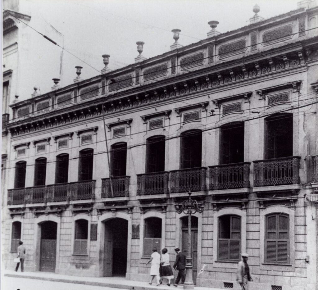 Fotografia em preto e branco da fachada do Solar da Barca.