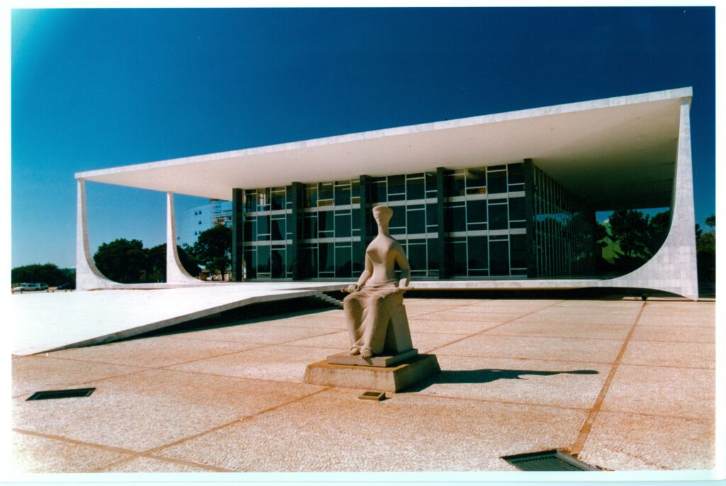 Fotografia colorida da fachada do edifício-sede do STF em Brasilia