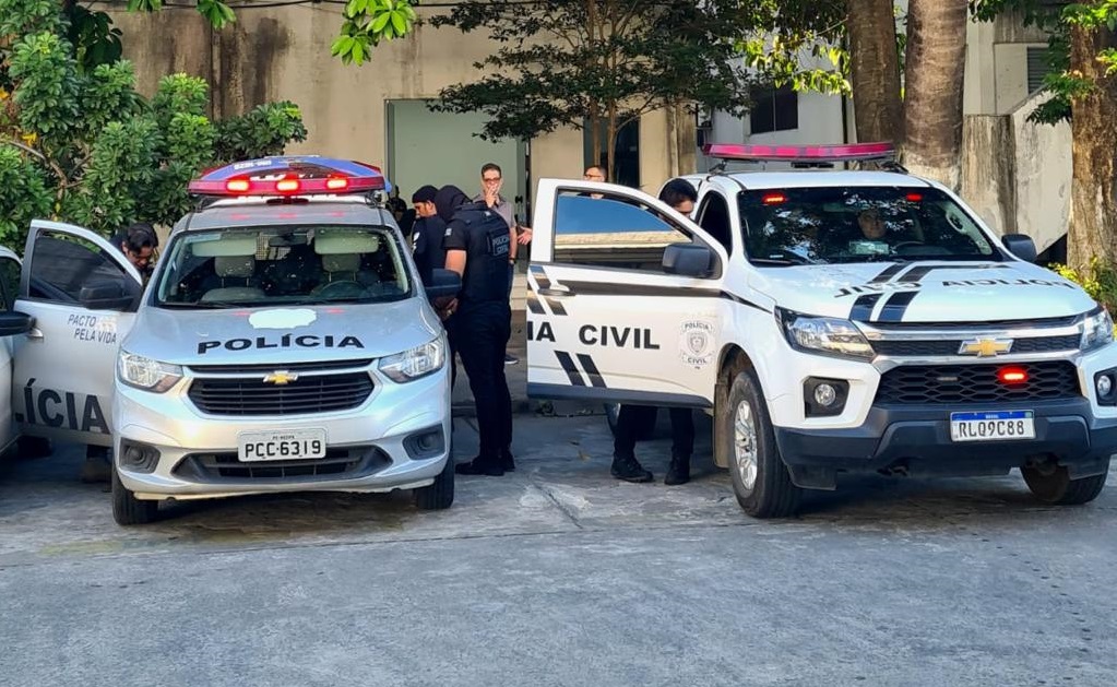 Imagem com duas viaturas da Polícia Civil de Pernambuco após operação